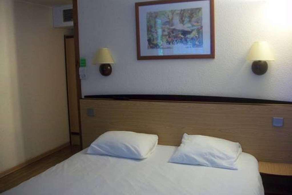 Kyriad Tarbes Bastillac Hotel Room photo